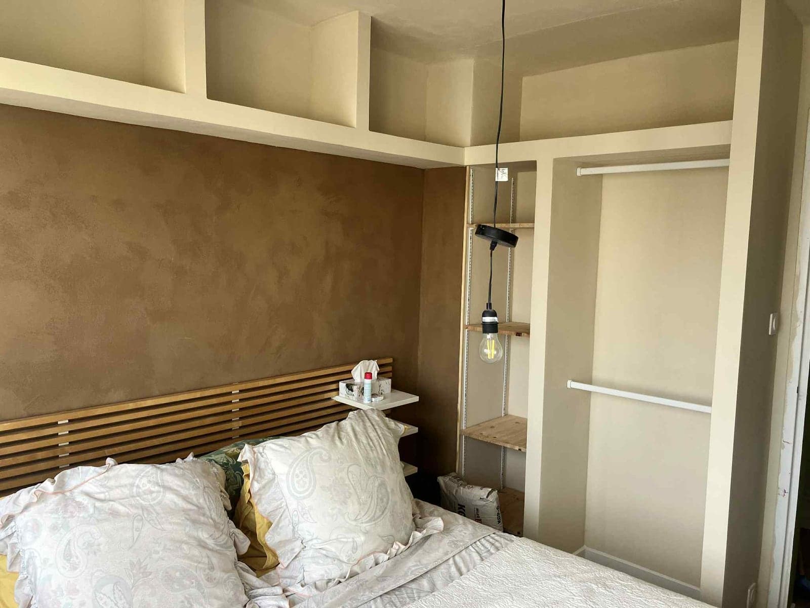 Chambre habillée d'un enduit taupe et dressing intégré — après