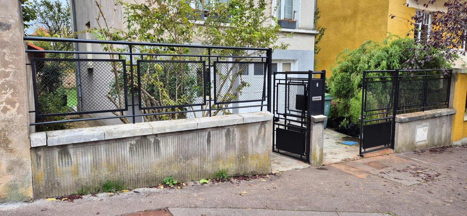 Remise en peinture d'une clôture et d'un portail — après