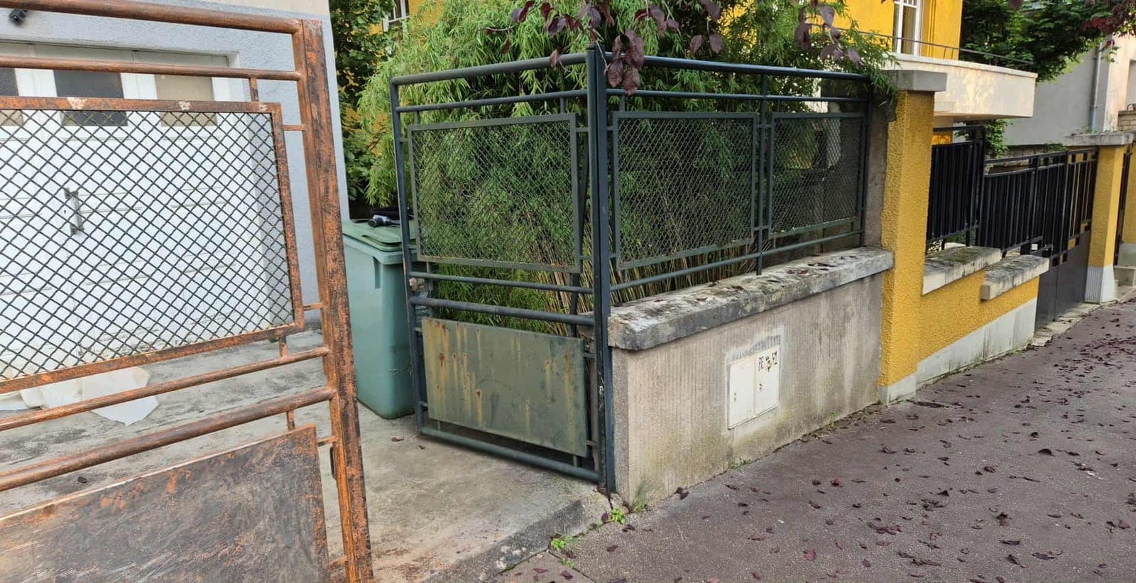 Remise en peinture d'une clôture et d'un portail — avant