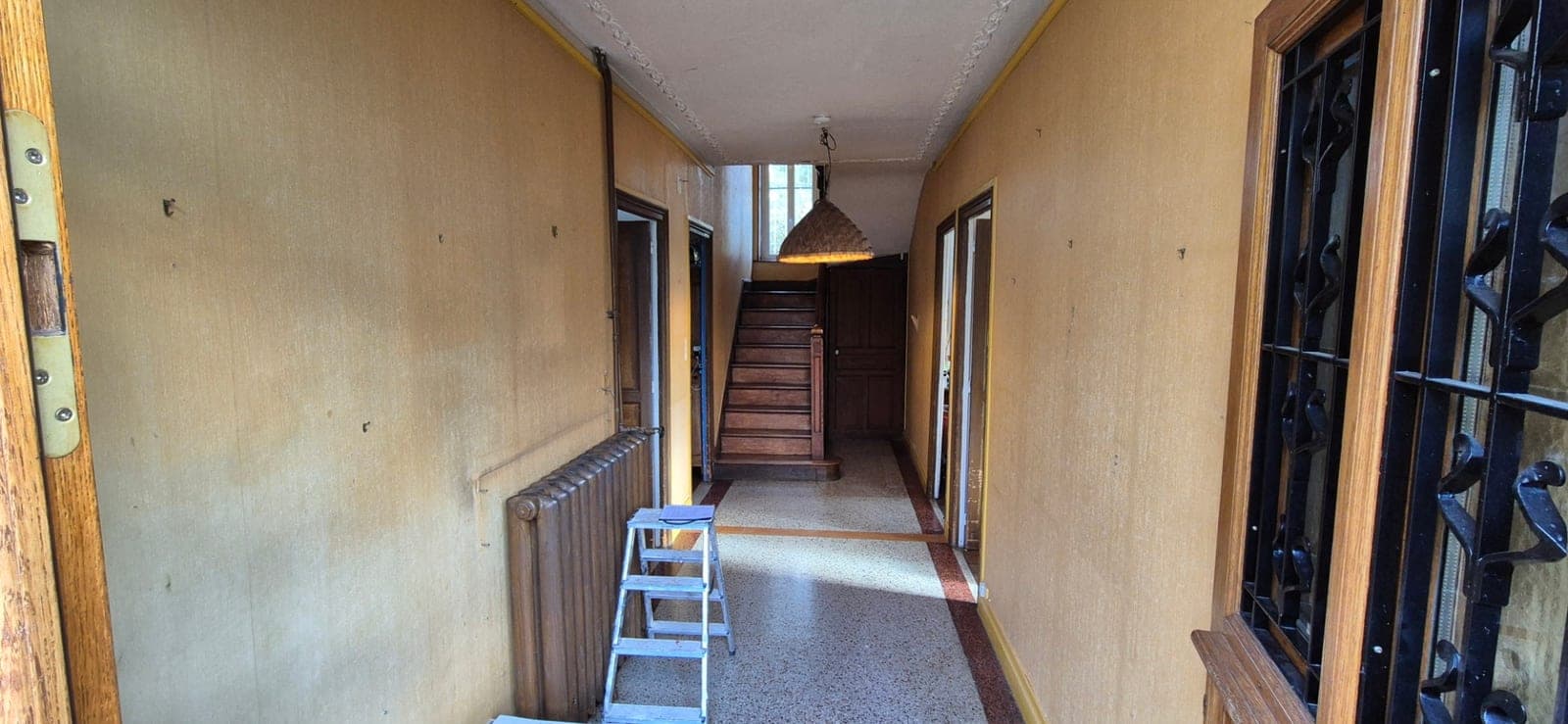 Couloir d'entrée entièrement rénové — avant