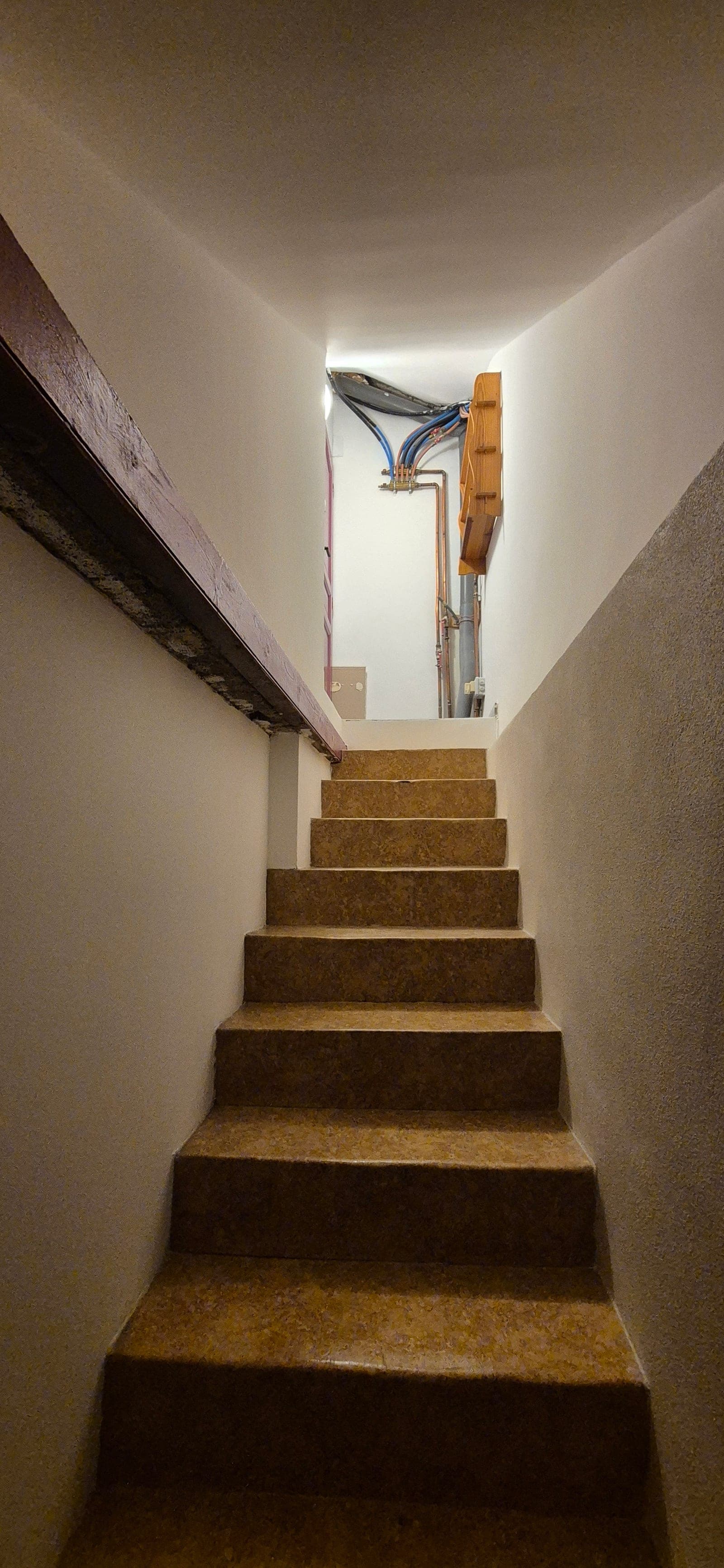 Cage d'escalier entièrement reprise à l'enduit — après