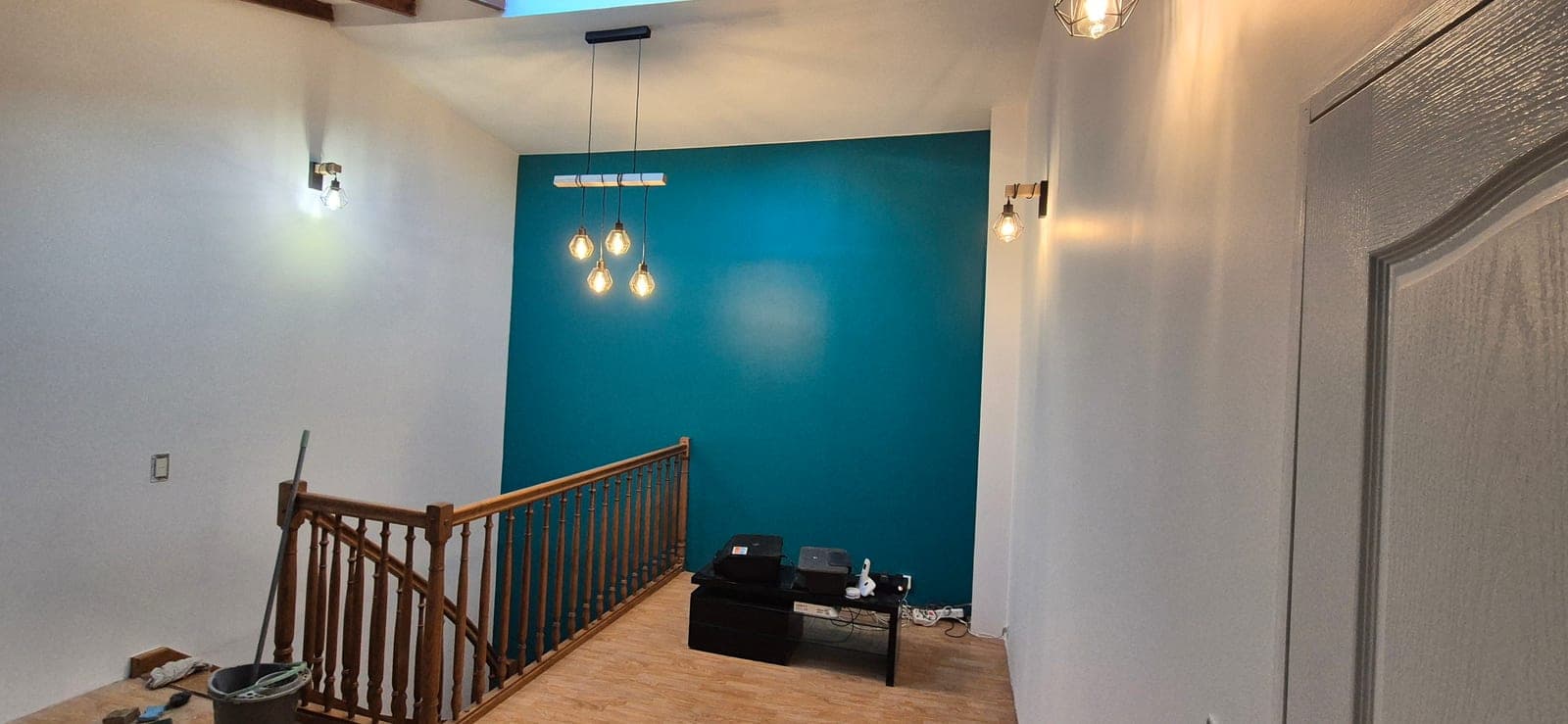 Mur d'accent bleu canard sous mezzanine — après