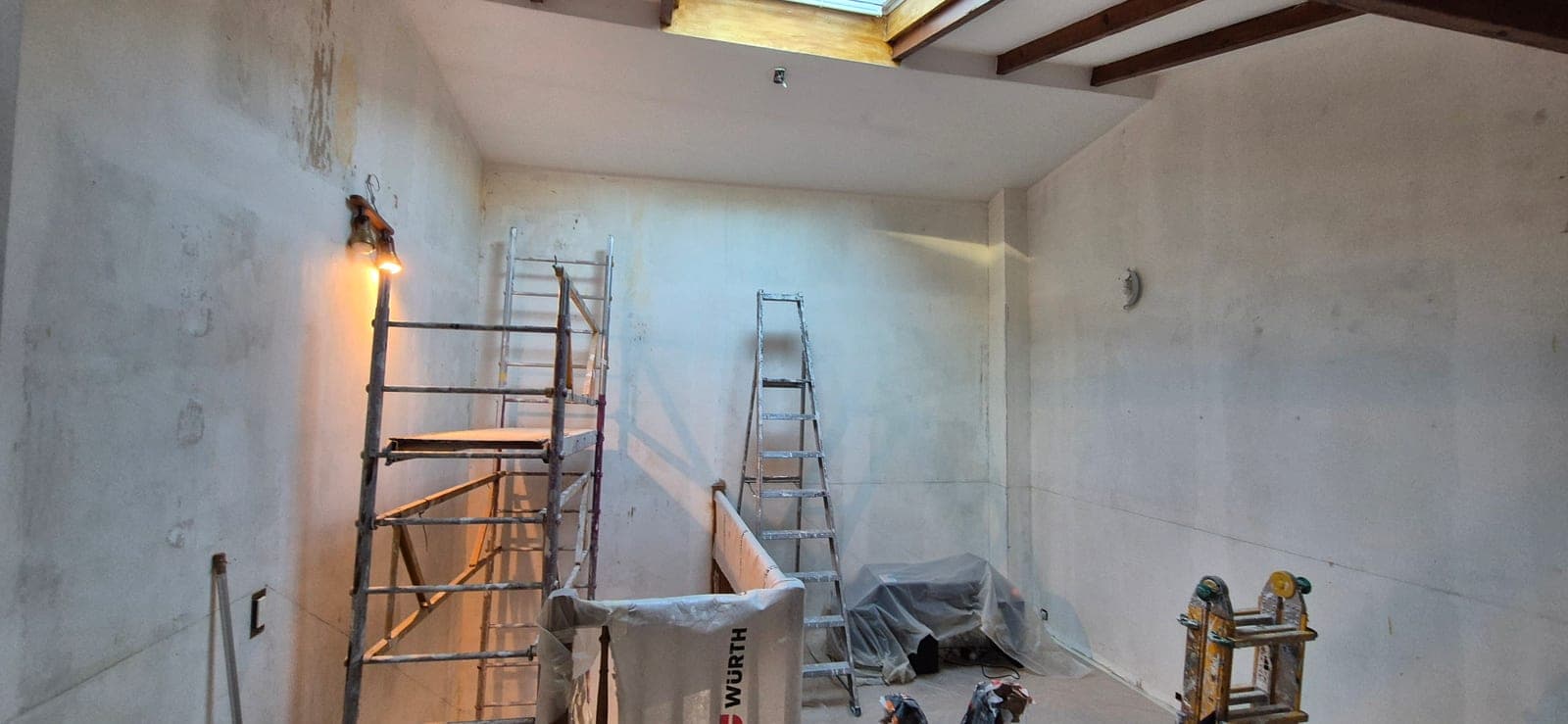 Mur d'accent bleu canard sous mezzanine — avant