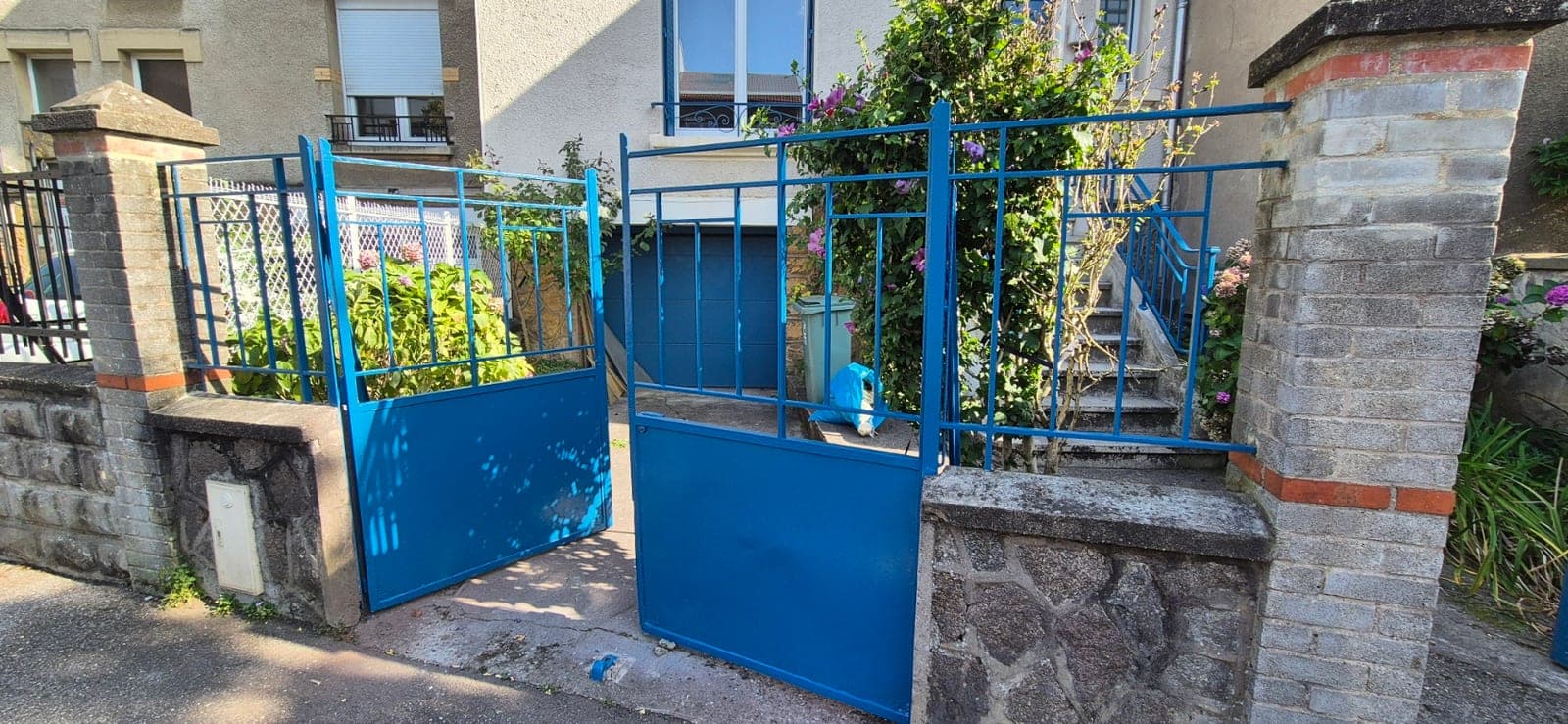Portail et grilles repeints en bleu — après
