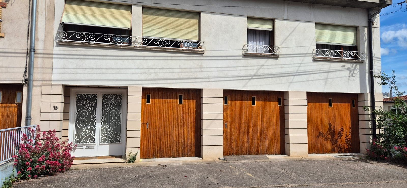 Portes de garage en bois traitées et vernies — après