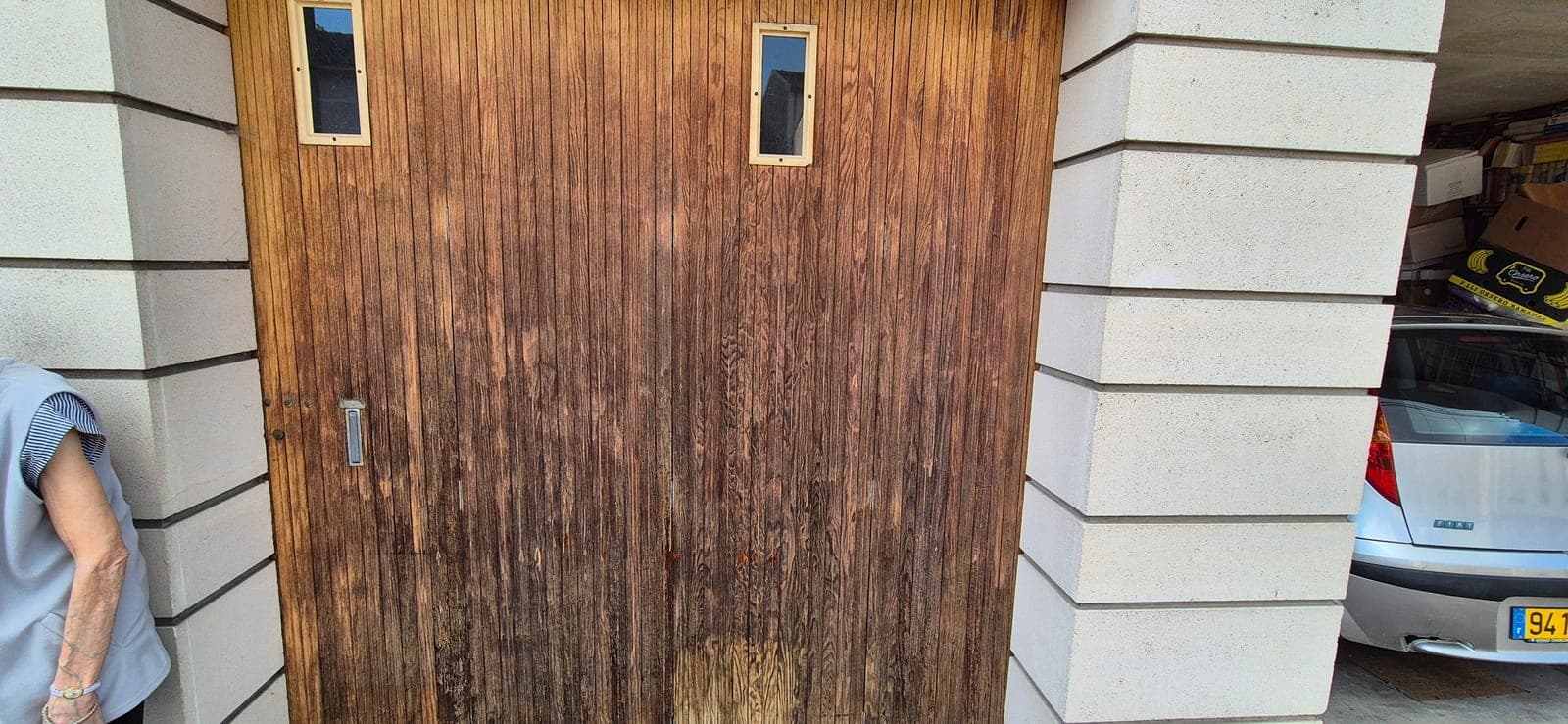 Portes de garage en bois traitées et vernies — avant